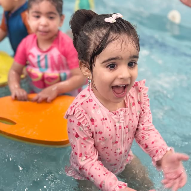 أطفال الحضانة في نشاط المسبح المائي